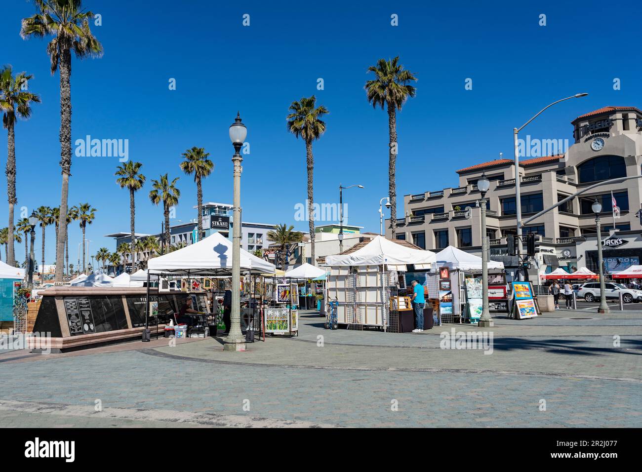 Huntington Beach, Kalifornien USA - 12. Februar 2022: Die Huntington Beach Kunsthandwerksmesse findet seit den 19 Jahren wöchentlich für einheimische Künstler statt Stockfoto