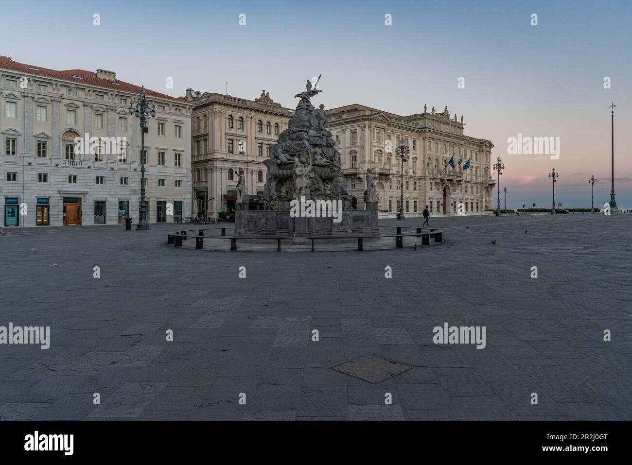 Sonnenaufgang an der Piazza dell&39;Unita d&39;Italia in Triest, Friaul-Julisch Venetien, Italien. Stockfoto