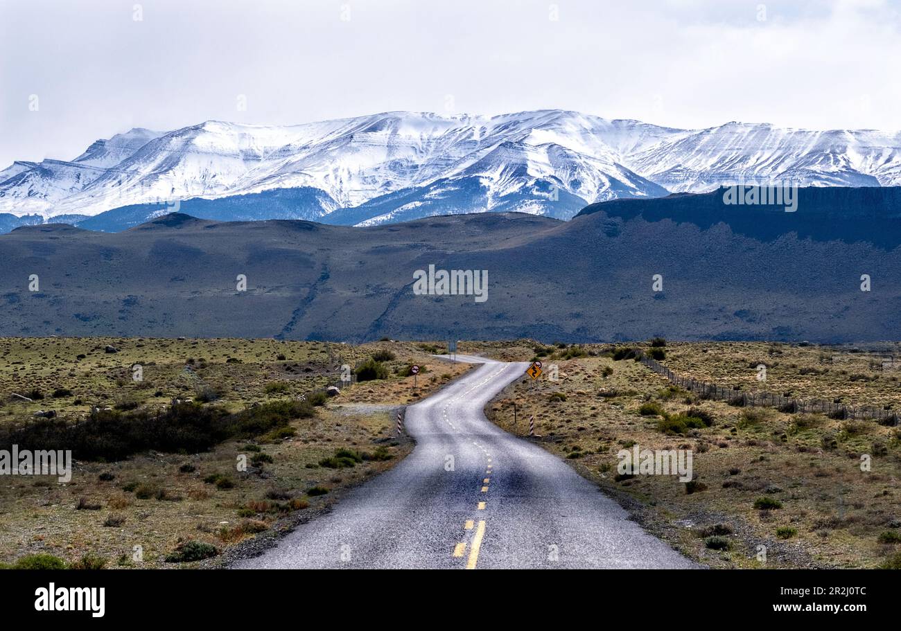 Autobahn zu schneebedeckten Bergen, Torres del Paine Nationalpark, Chile, Südamerika Stockfoto