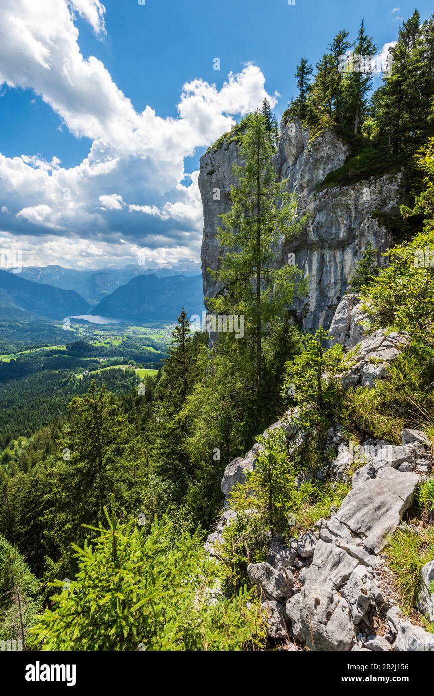 Felswand im Predigtstuhl bei Bad Goisern mit Blick auf den Hallstatt-See und das Dachsteinmassiv, Salzkammergut, Oberösterreich, Österreich Stockfoto