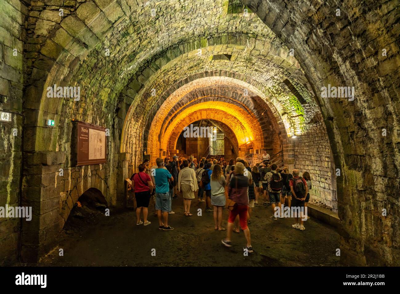 Touristen auf einer geführten Tour durch die Tunnel des großen Salzwerks von Salins-les-Bains, UNESCO-Weltkulturerbe in Salins-les-Bains, Bourgogne-Fr. Stockfoto