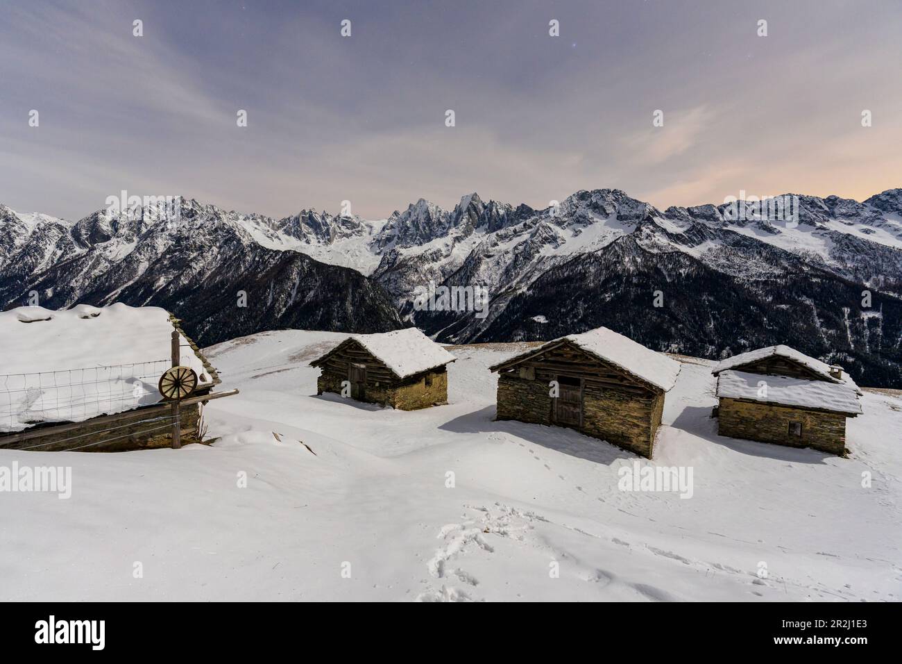 Nächtlich schneebedeckte Berghütten, Tombal, Soglio, Val Bregaglia, Kanton Graubunden, Schweiz, Europa Stockfoto