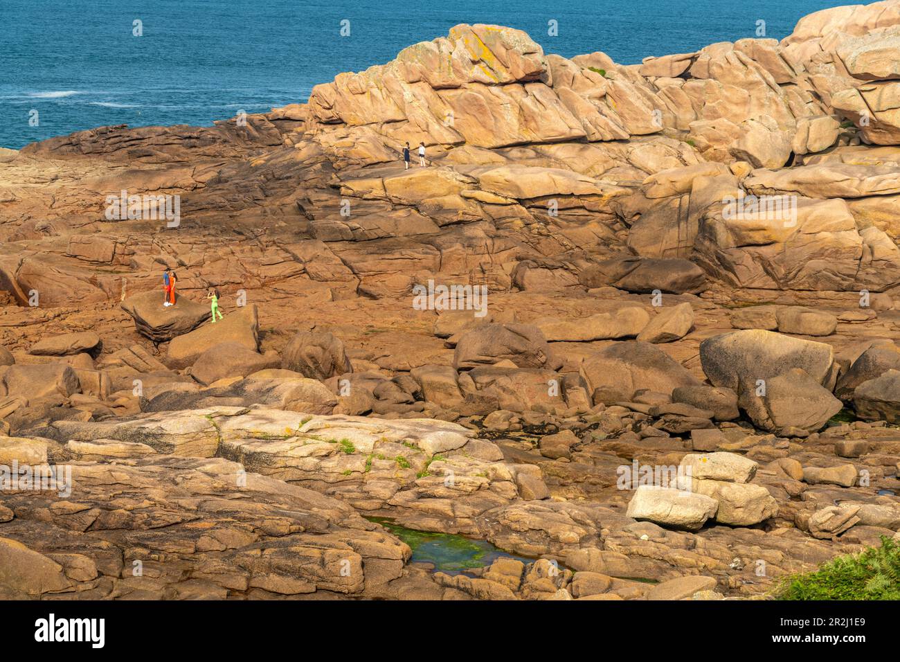 Die Felsen der rosafarbenen Granitküste Côte de Granit Rose in Ploumanac'h, Perros-Guirec, Bretagne, Frankreich Stockfoto