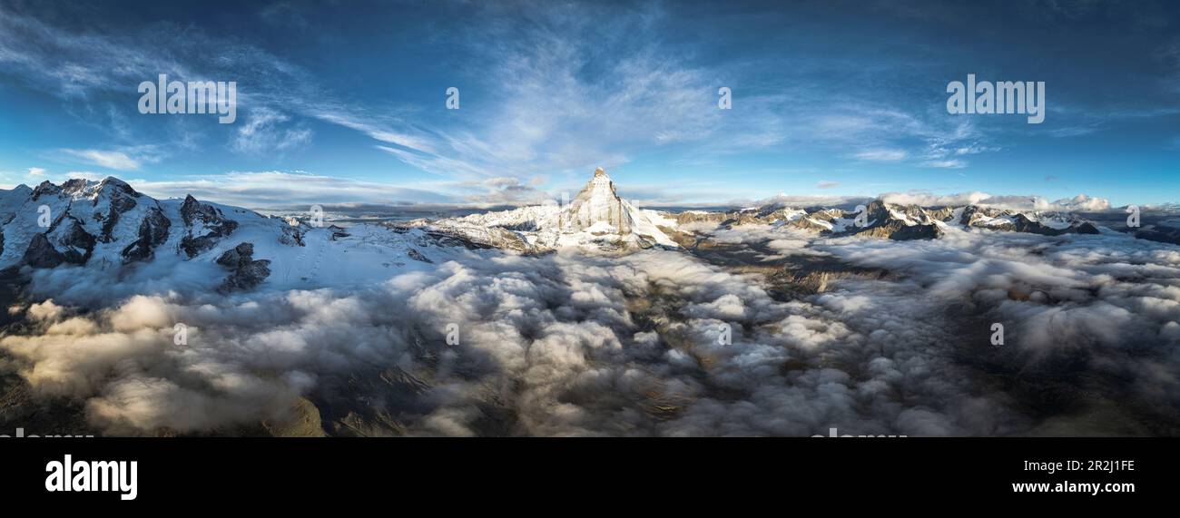 Blick aus der Vogelperspektive auf den Gipfel des Matterhorns in einem Wolkenmeer bei Sonnenaufgang, Zermatt, Kanton Wallis, Schweiz, Europa Stockfoto