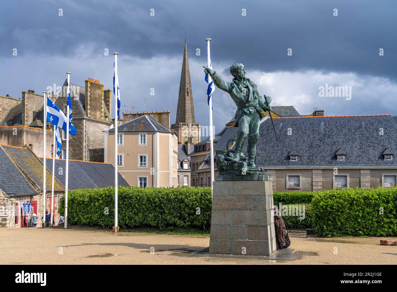 Statue des Freibeuter Robert Surcouf vor der Altstadt mit dem Turm der St. Vincent Kathedrale, Saint Malo, Bretagne, Frankreich Stockfoto