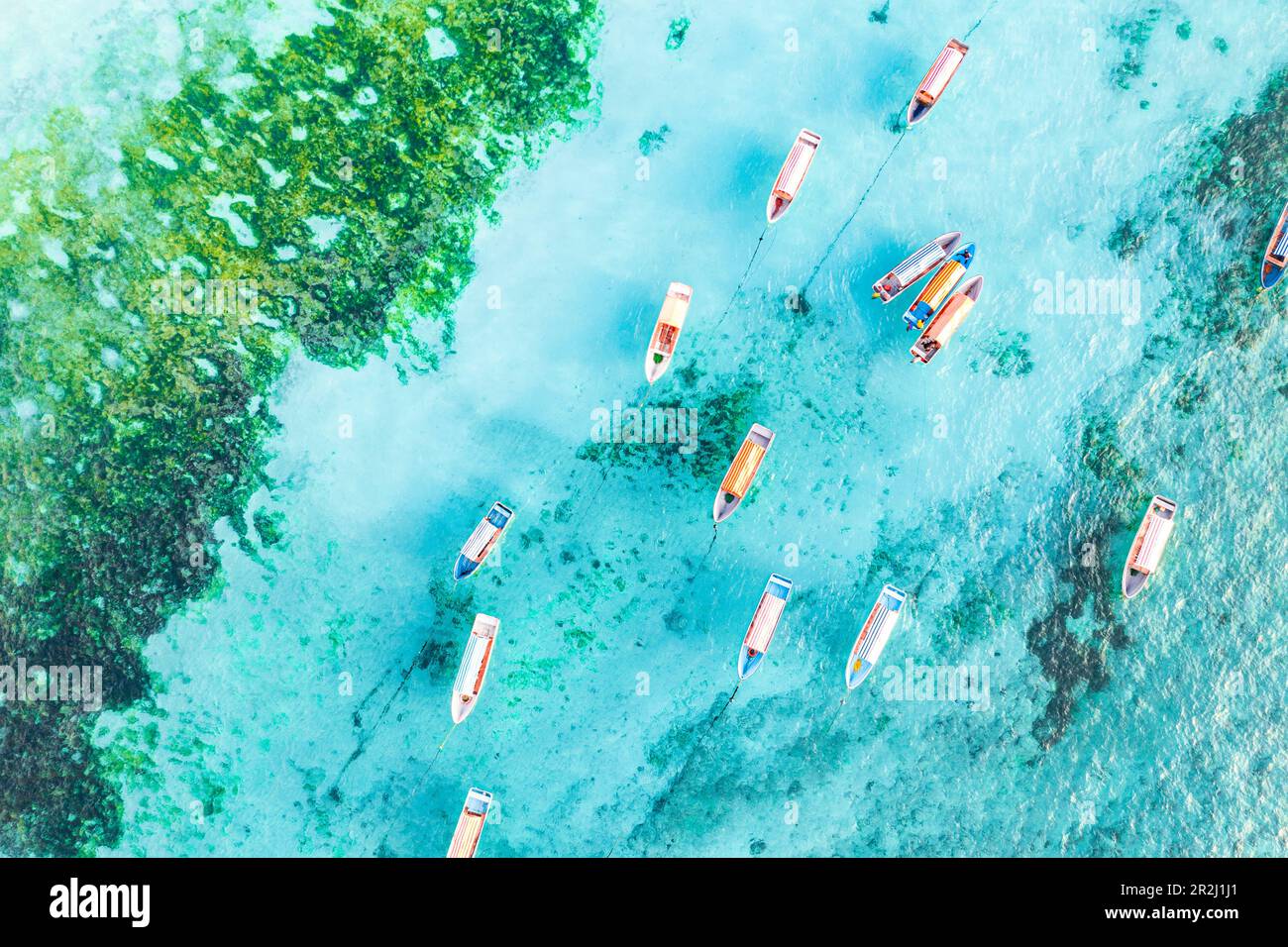 Luftaufnahme von verankerten Booten in der exotischen blauen Lagune, Sansibar, Tansania, Ostafrika, Afrika Stockfoto