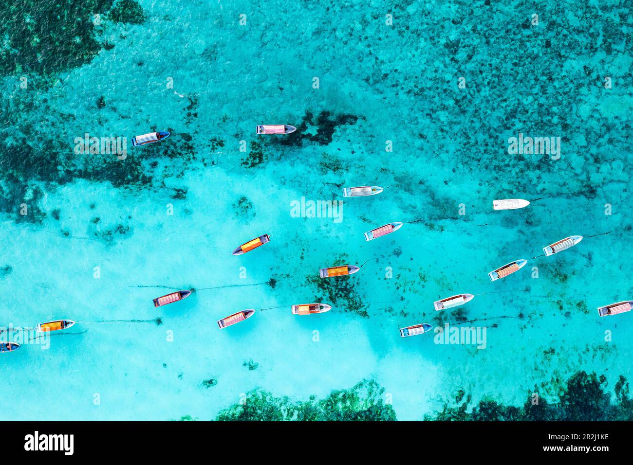 Luftaufnahme von verankerten Booten in der exotischen Lagune, Sansibar, Tansania, Ostafrika, Afrika Stockfoto