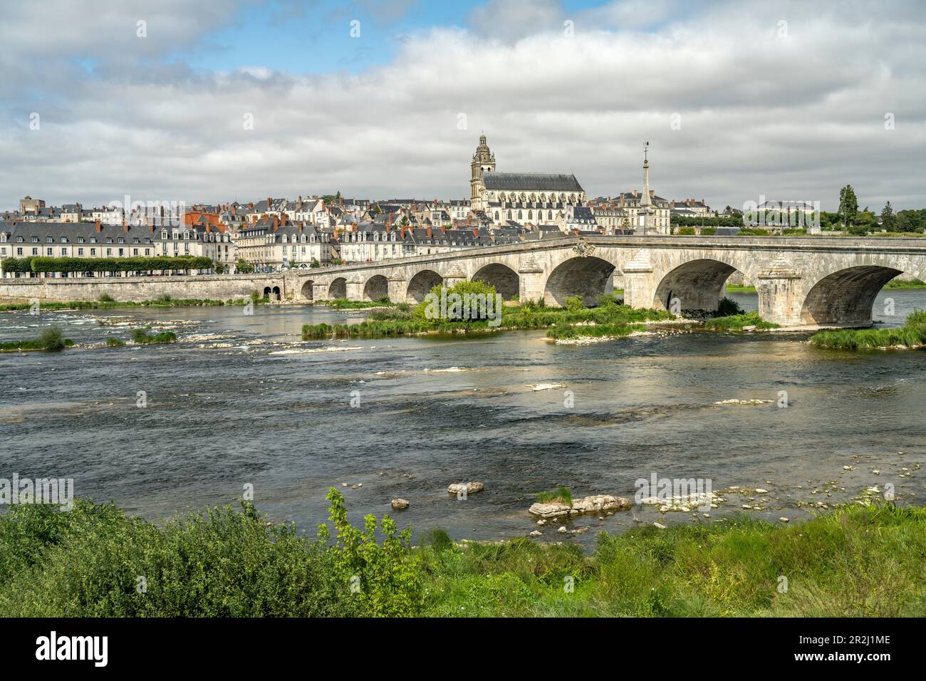 Stadtbild mit Brücke über die Loire und die römisch-katholische Kathedrale von Saint-Louis, Blois, Frankreich Stockfoto