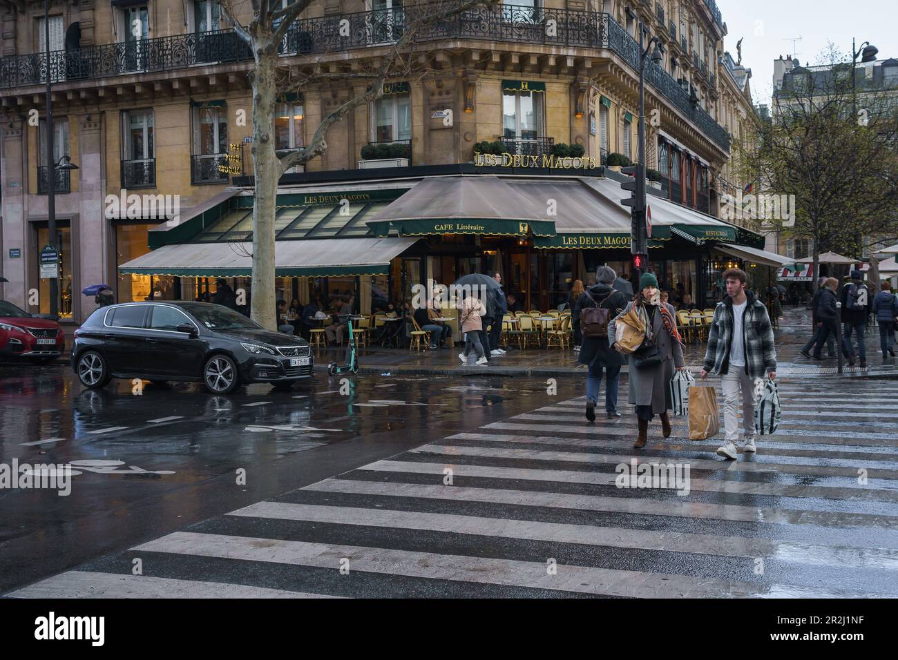 Restaurant Les Deux Magots und Fußgängerübergang auf dem Boulevard Saint Germain in Paris, Frankreich. 24. März 2023. Stockfoto