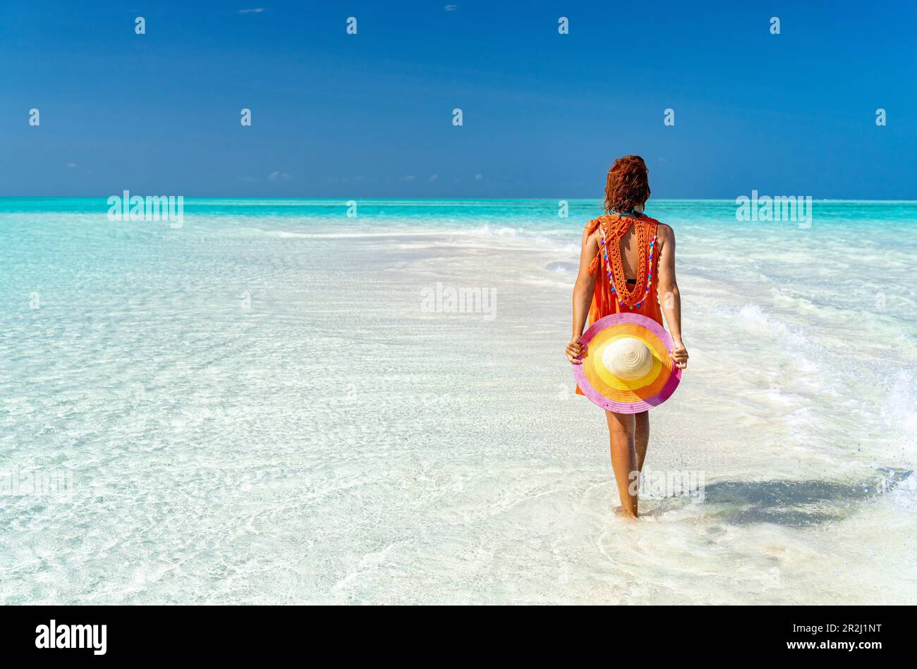 Mittelgroße Erwachsene Frau, die einen Strandspaziergang, Sansibar, Tansania, Ostafrika, Afrika genießt Stockfoto