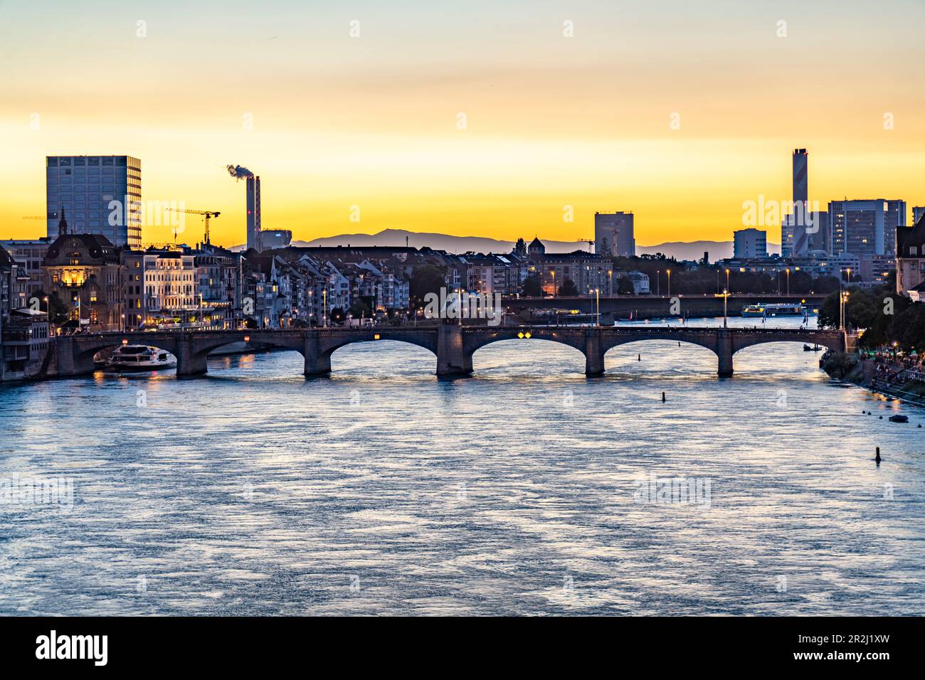 Die mittlere Brücke und der Rhein in der Dämmerung, Basel, Schweiz, Europa Stockfoto