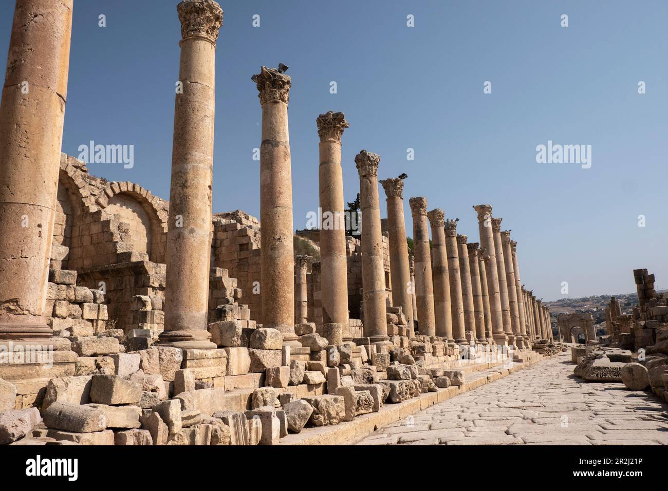 Antike römische Straße mit Kolonnaden in der archäologischen Stätte Jerash, Jordanien, Naher Osten Stockfoto