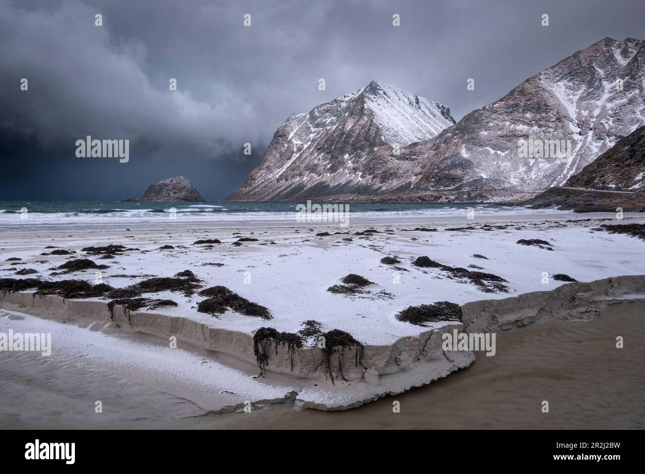 Hauklandstranda Beach und die Landinsel TAA im Winter, die Insel Vestvagoya, die Lofoten, Norwegen, Skandinavien, Europa Stockfoto