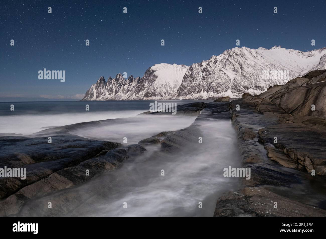 Nachthimmel über den Devils Jaw (The Devils Tooth) (Okshornan) Bergen, Tungeneset, Senja, Troms Og Finnmark County, Norwegen, Skandinavien, Europa Stockfoto