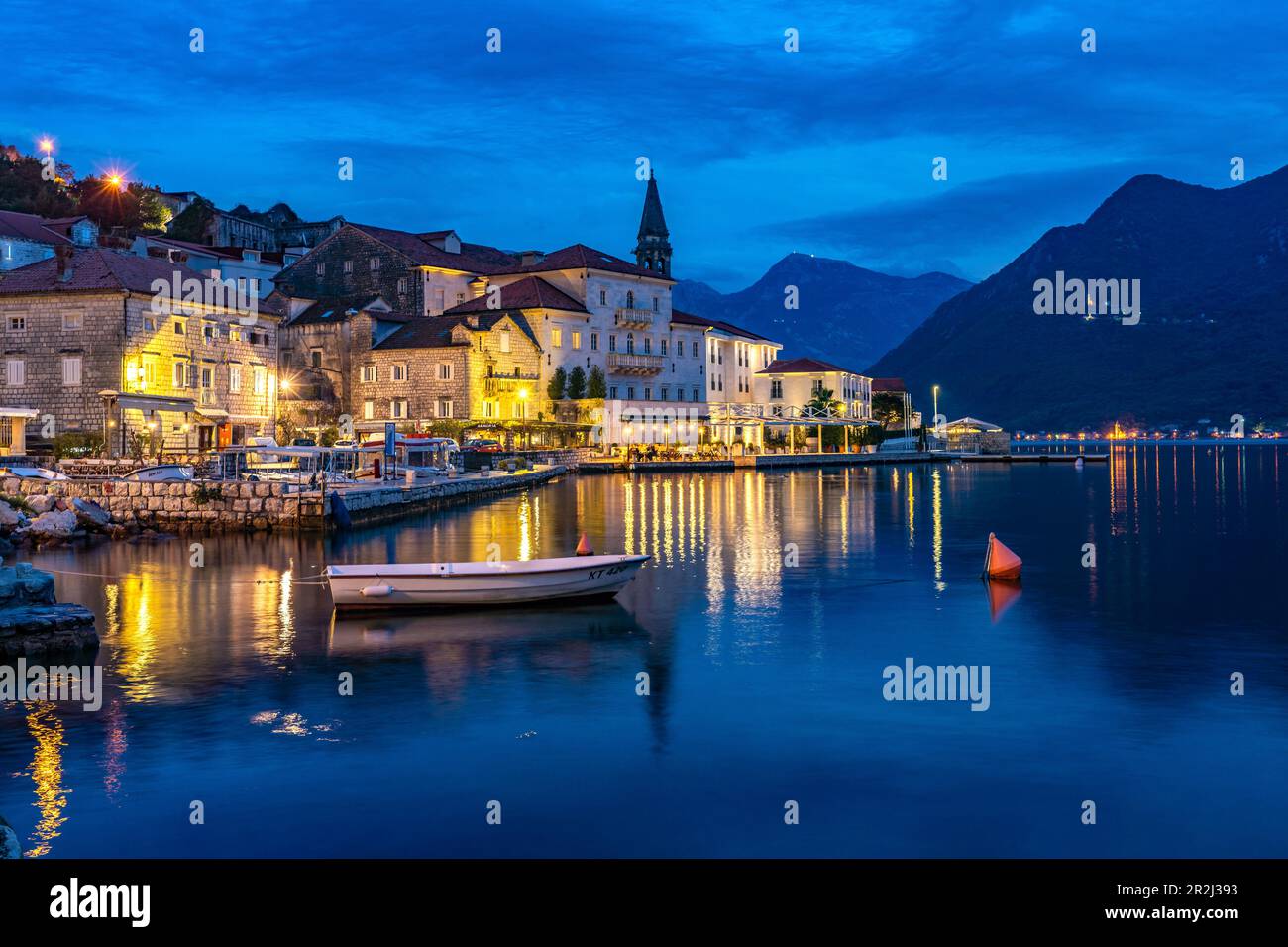 Perast mit der Sveti Nikola Kirche an der Bucht von Kotor in der Dämmerung, Montenegro, Europa Stockfoto