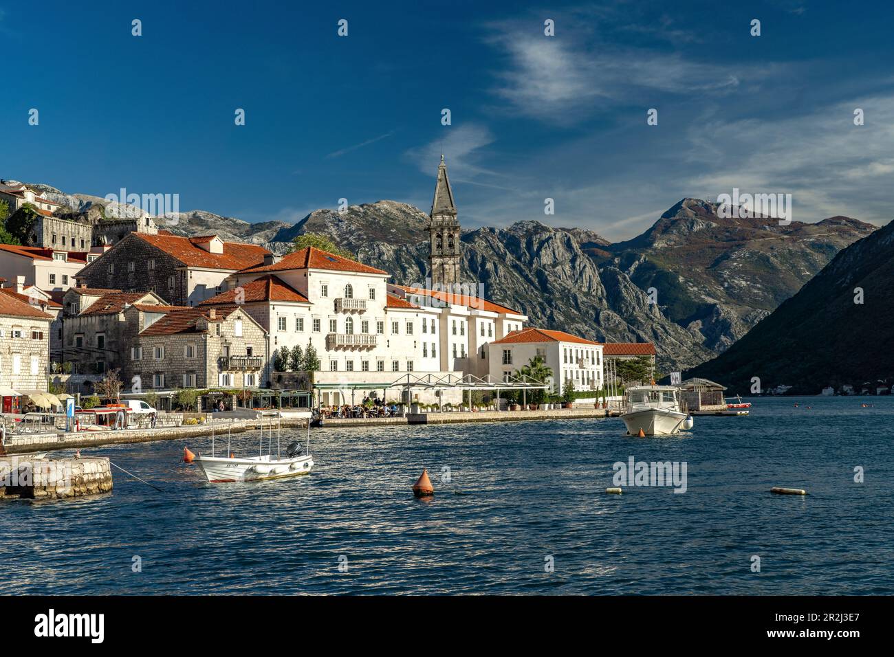 Perast mit der Sveti Nikola Kirche an der Bucht von Kotor, Montenegro, Europa Stockfoto