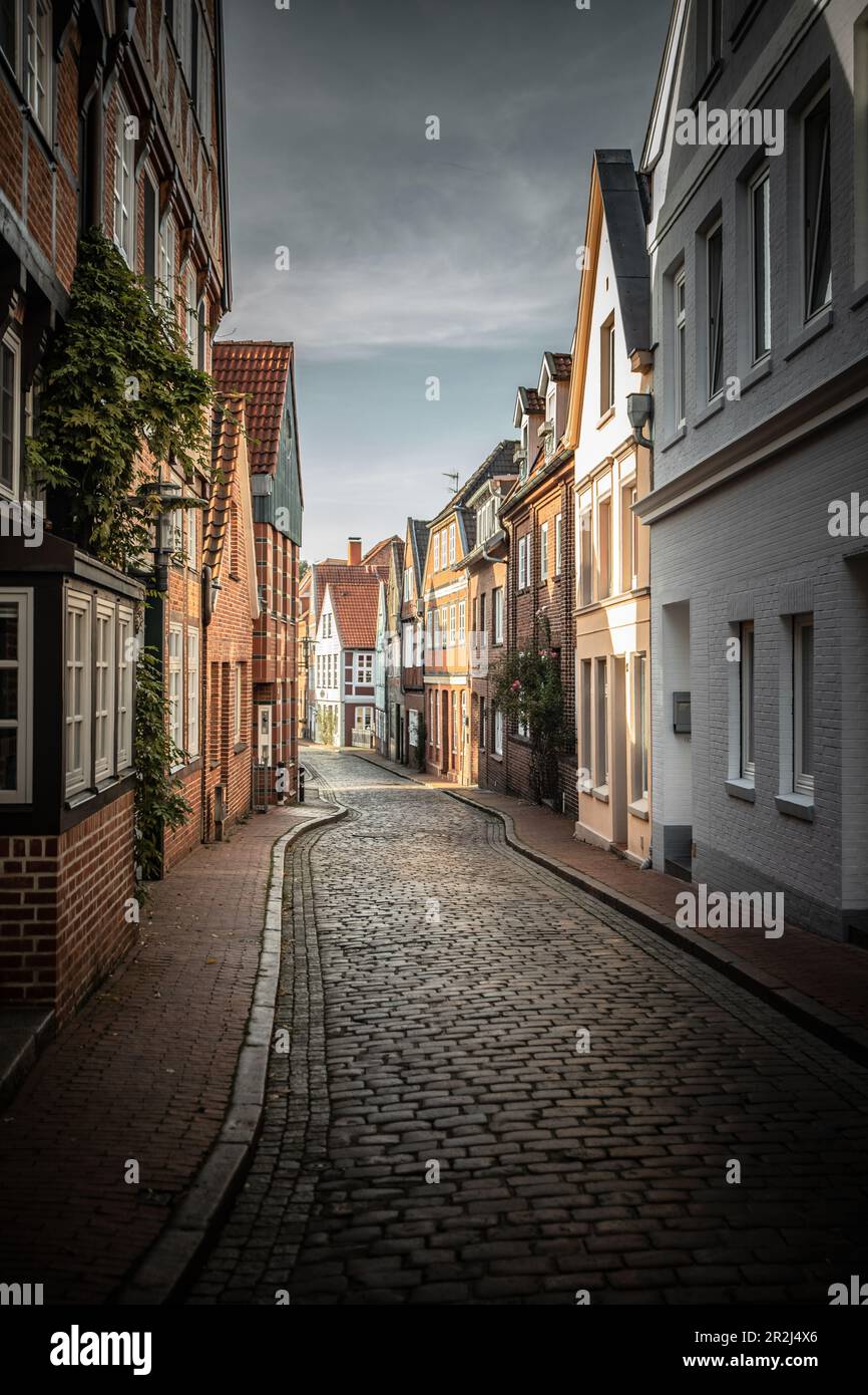 Kleine historische Straße in der Altstadt von Stade Stockfoto