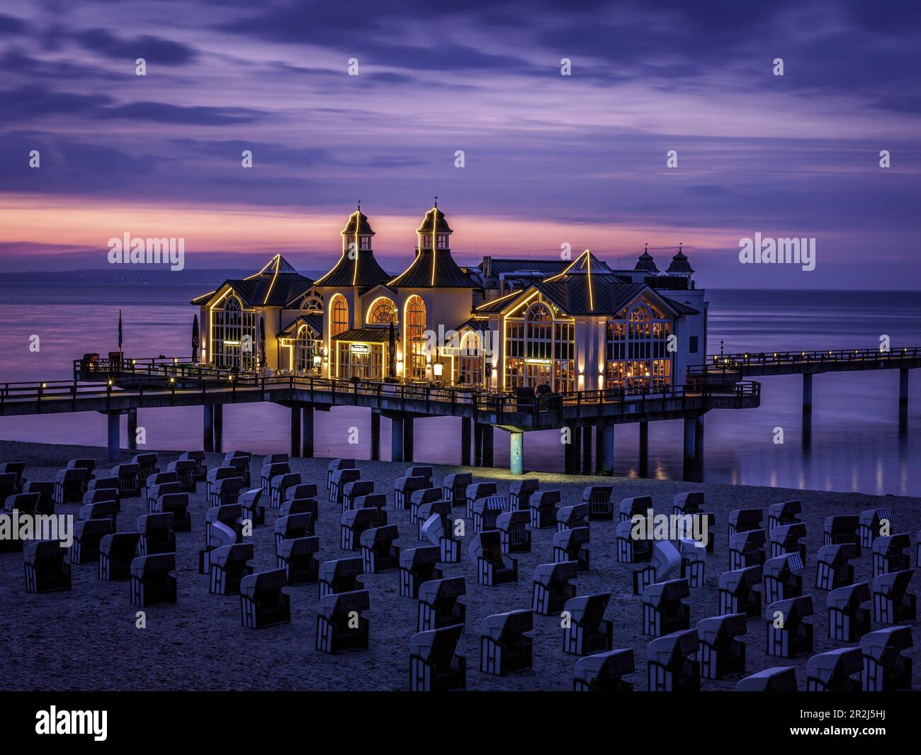 Seebrücke Ostseebad Sellin auf Rügen, abends beleuchtet, blaue Stunde, Mecklenburg-Vorpommern, Deutschland Stockfoto