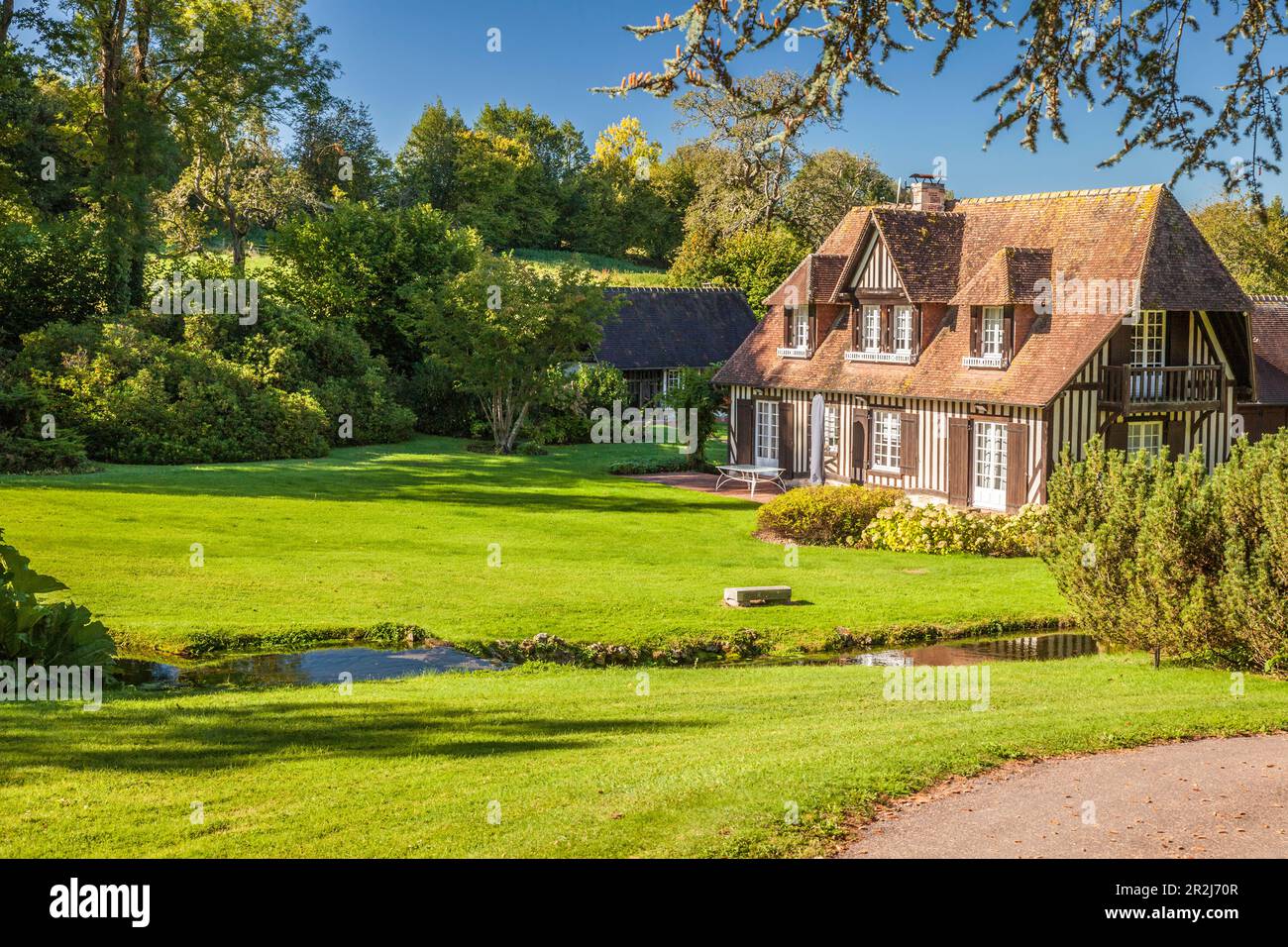 Historisches Landhaus mit großem Garten in der Nähe von Clarbec, Auge Region, Calvados, Normandie, Frankreich Stockfoto