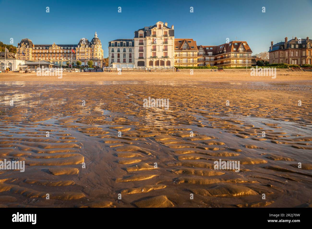 Plage du Casino mit historischen Hotels in Houlgate, Calvados, Normandie, Frankreich Stockfoto