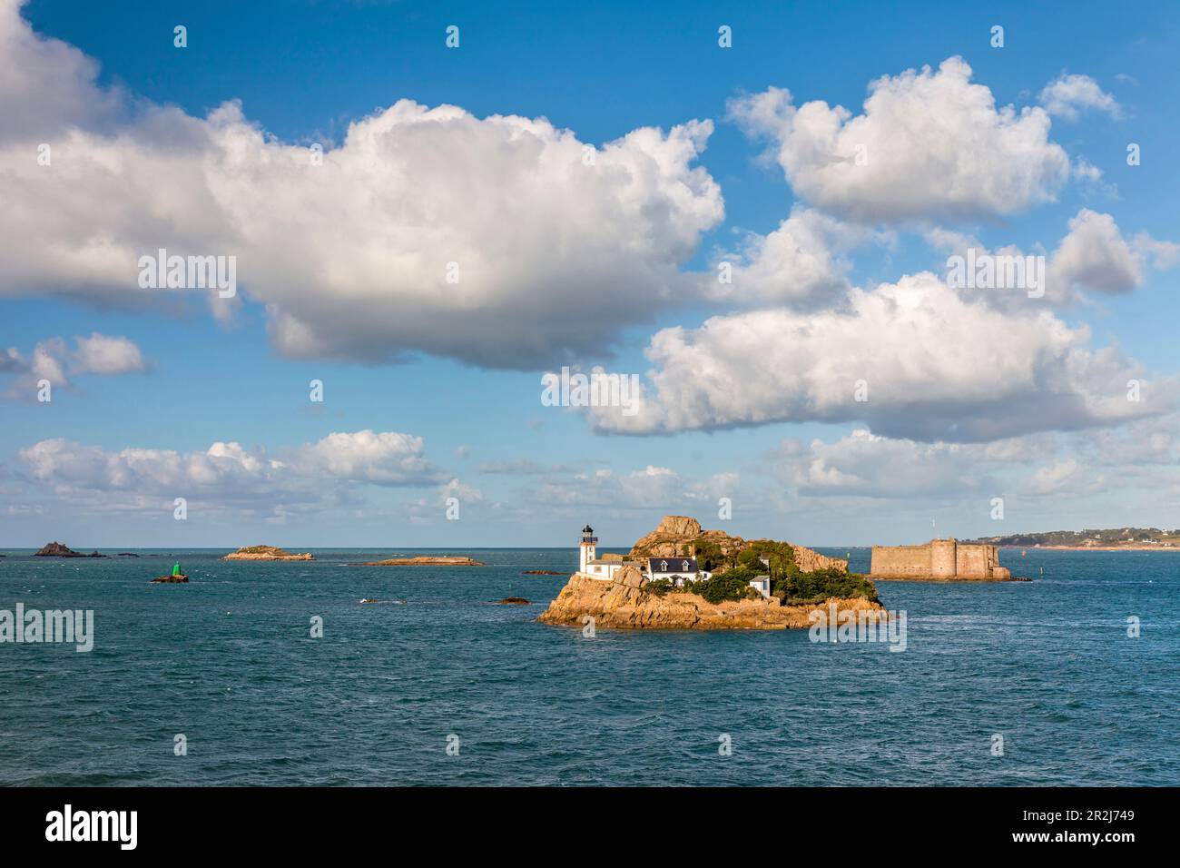 Blick von Pointe-de-Penn-al-Lann auf die Ile Louet, in der Nähe von Carantec, Finistère, Bretagne, Frankreich Stockfoto