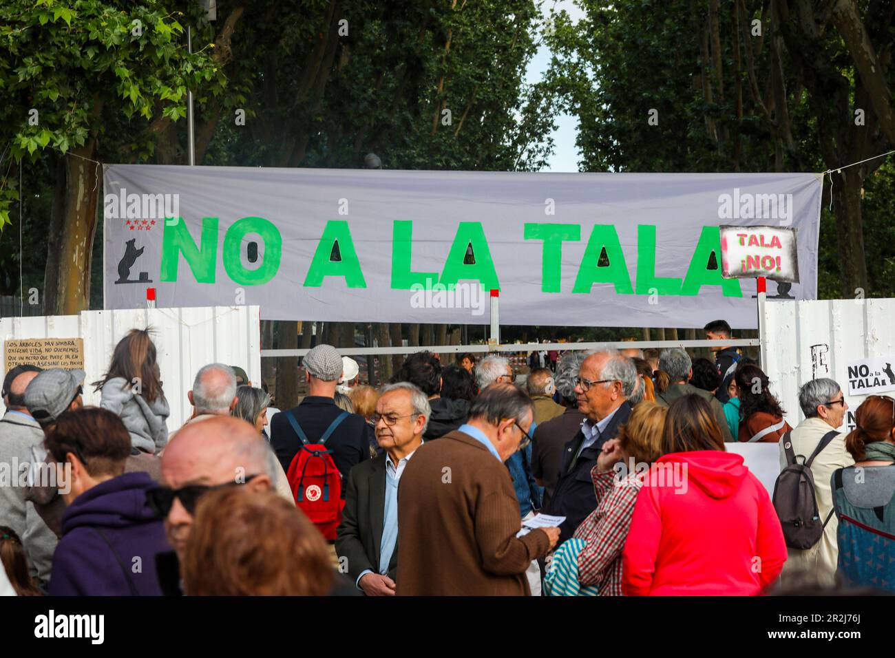 Eine Menge Demonstranten nimmt an der "Nein zum Holzeinschlag"-Kundgebung Teil. Hundert Einwohner des Madrider Bezirks Arganzuela wurden aus dem Madrid Rio Grove vertrieben, wo Arbeiten zur Erweiterung der Linie 11 der Madrid Metro durchgeführt werden. Die Einwohner, die nach der „Nein zum Holzeinschlag“-Plattform gruppiert sind, betraten das Gebiet, um gegen das Gerichtsurteil zu protestieren, das den Antrag von Umweltgruppen abgelehnt hat, die Erweiterungsarbeiten der Linie 11 des Vororts einzustellen. Bei der Durchführung der Arbeiten werden Dutzende von Bäumen und Grünflächen entfernt. Stockfoto