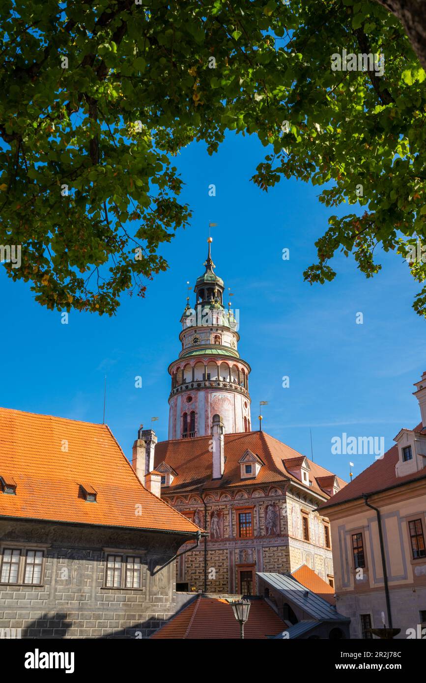 State Castle und Chateau Cesky Krumlov Turm und blauer Himmel, UNESCO-Weltkulturerbe, Cesky Krumlov, Südböhmische Region Stockfoto