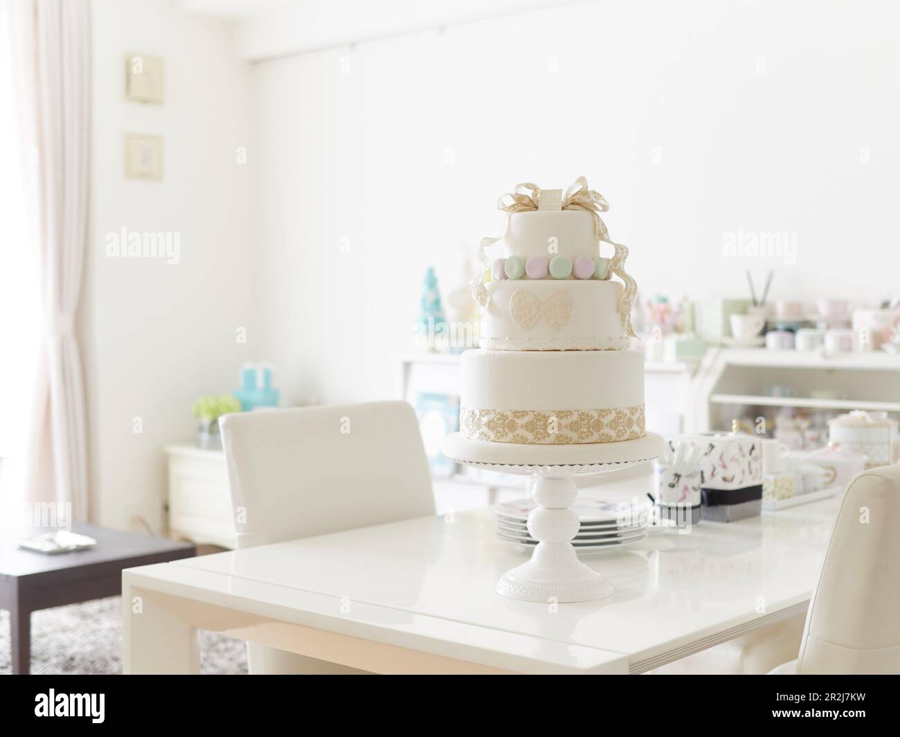 Eine Hochzeitstorte mit Makronen. Stockfoto