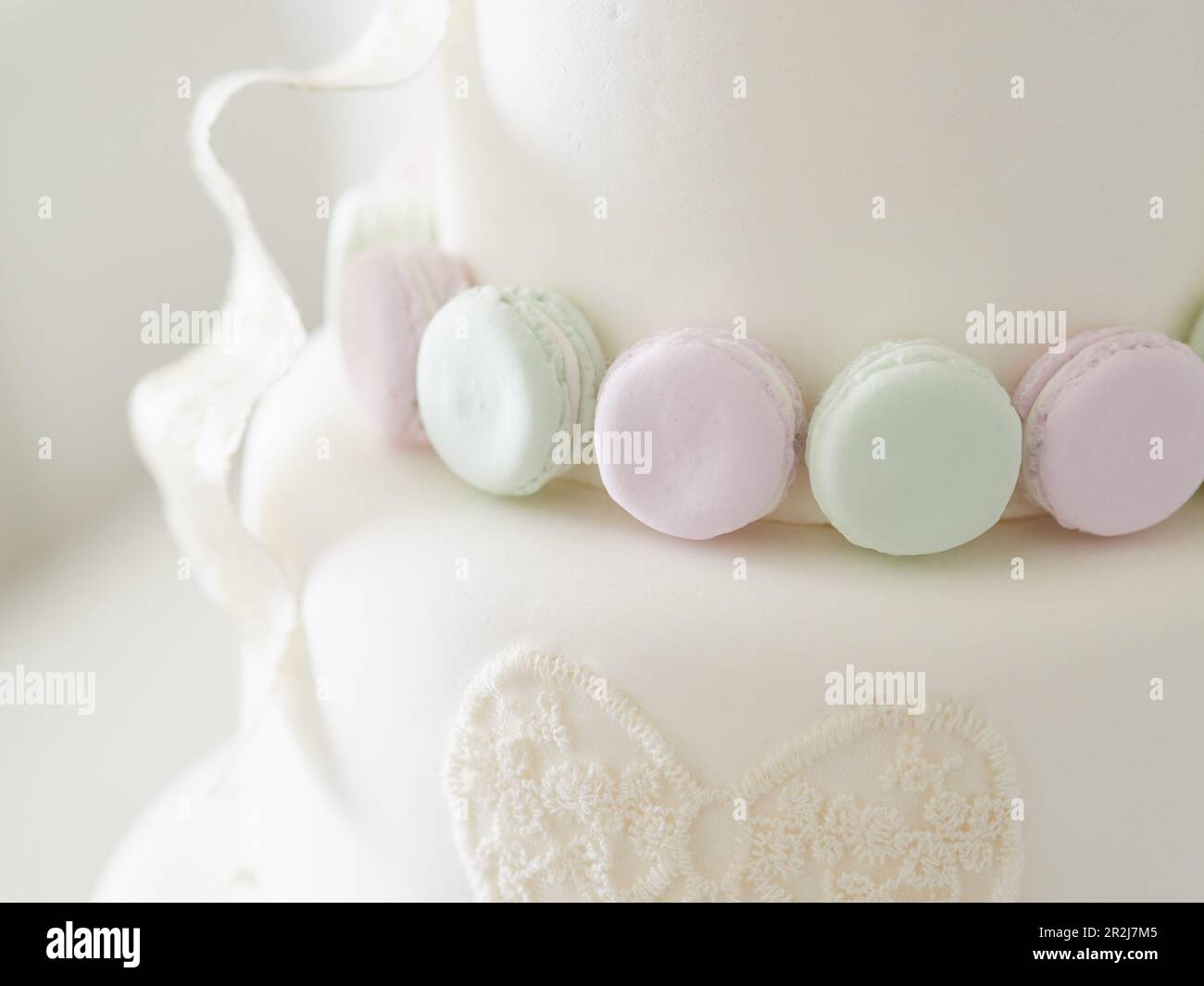 Eine Hochzeitstorte mit Makronen. Stockfoto