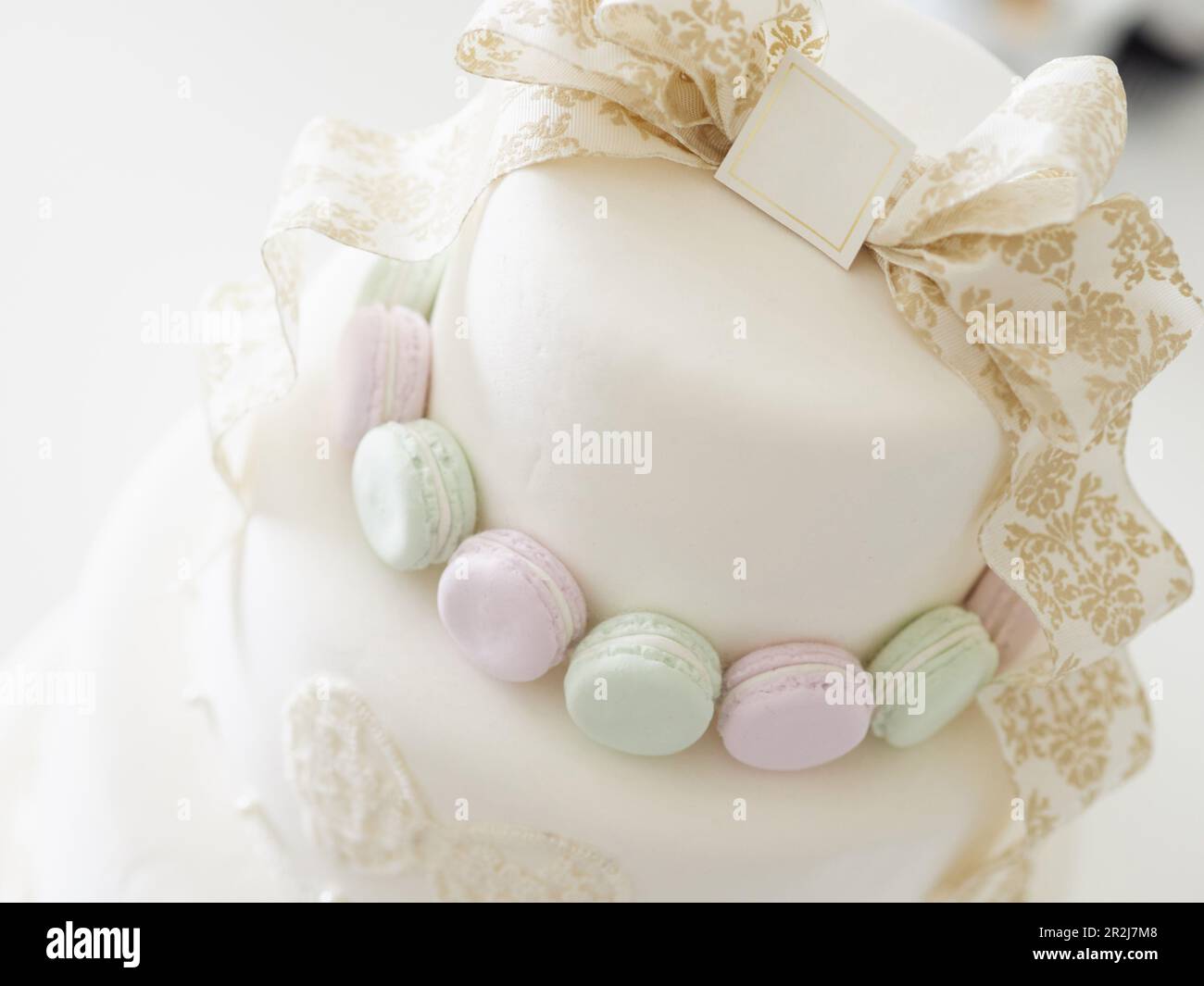 Eine Hochzeitstorte mit Makronen. Stockfoto