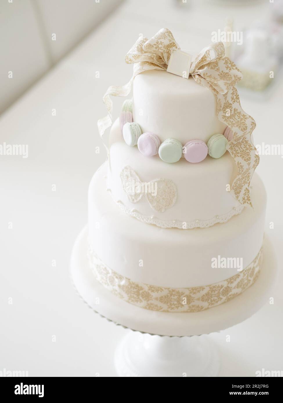 Eine Hochzeitstorte mit Makronen. Stockfoto