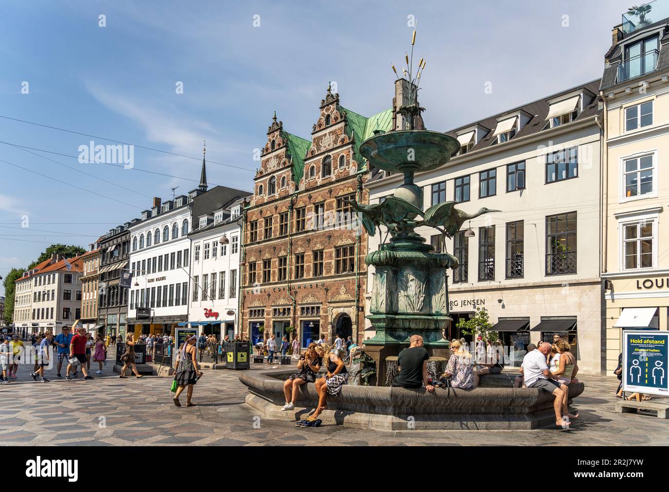 Storchbrunnen auf dem zentralen Platz Amagertorv in Kopenhagen, Dänemark, Europa Stockfoto
