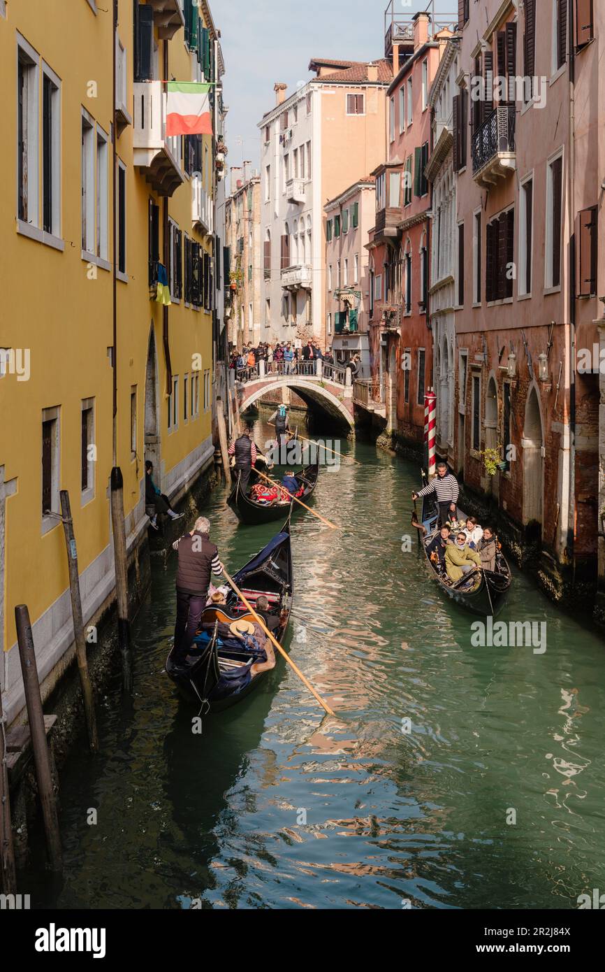 Gondeln mit Touristen auf dem Kanal, Venedig, UNESCO-Weltkulturerbe, Veneto, Italien, Europa Stockfoto