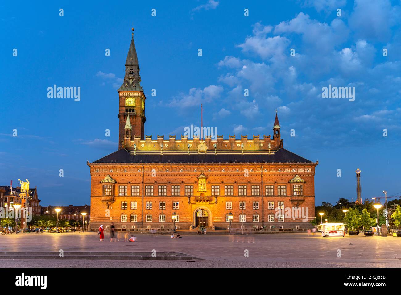 Kopenhagen Rathaus am Rådhuspladsen Rathausplatz in der Abenddämmerung, Kopenhagen, Dänemark, Europa Stockfoto