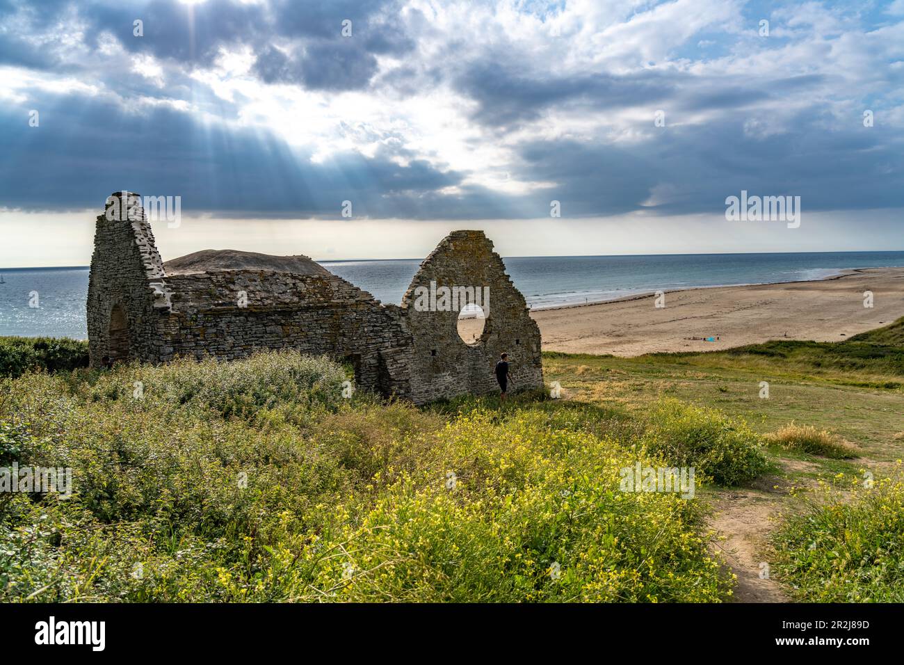 Ruinen der alten Kirche Saint-Germain am Cap de Carteret und am Strand von Hatainville, Barneville-Carteret, Normandie, Frankreich Stockfoto