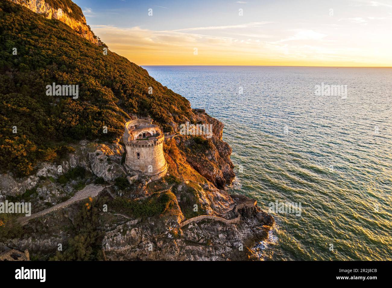 Mittelalterlicher runder Turm auf einer Klippe mit Blick auf das Meer bei Sonnenuntergang, Luftaufnahme, Sabaudia, Circeo Nationalpark, Provinz Latina, Latium, Latium Stockfoto