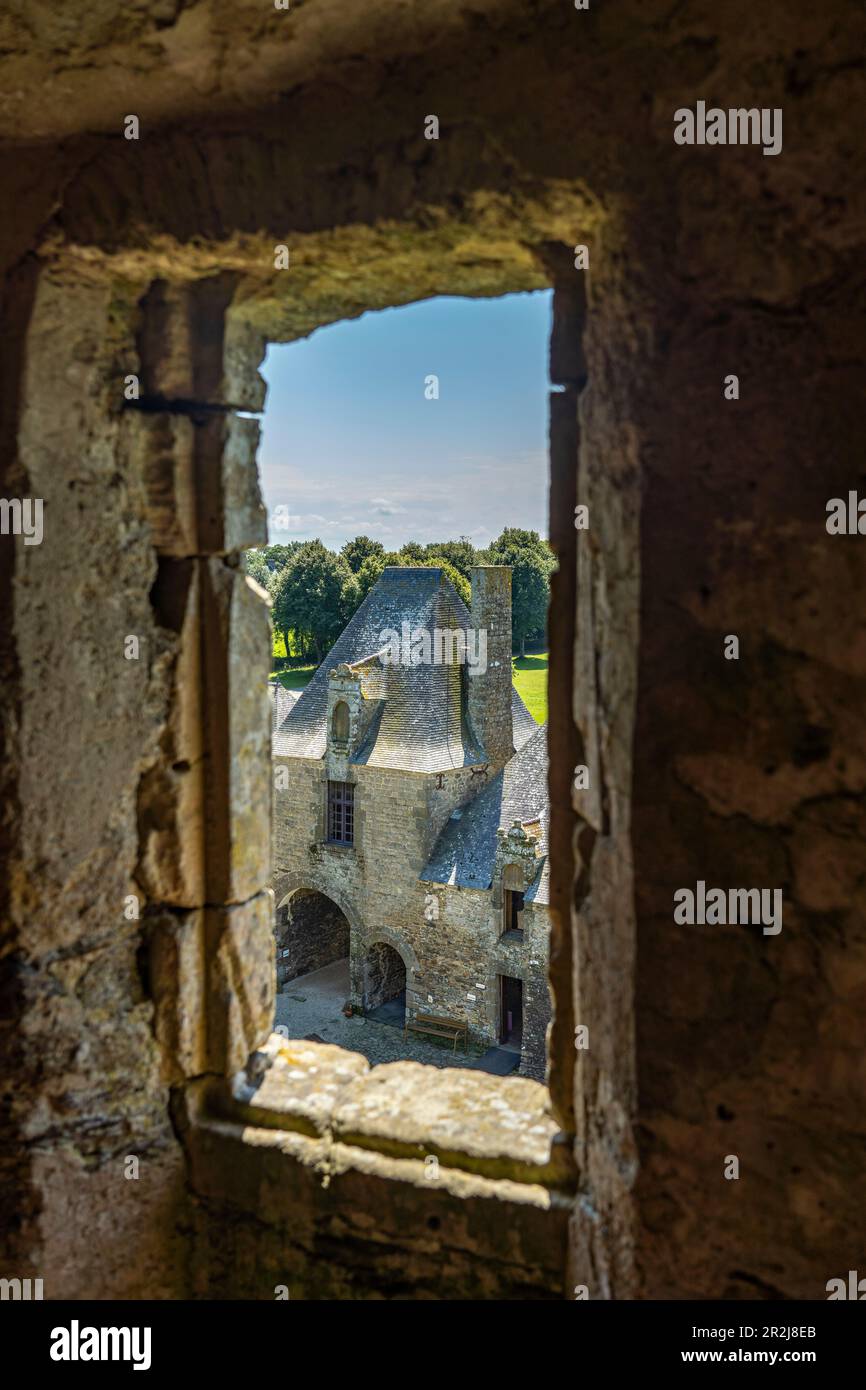 Fenster in den Ruinen von Schloss Gratot Château de Gratot, Normandie, Frankreich Stockfoto
