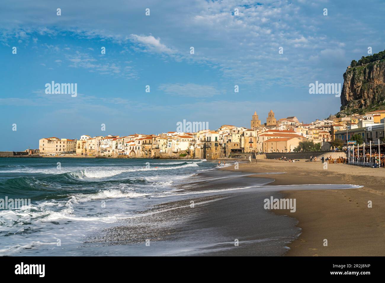 Spiaggia Lungomare Strand und die Altstadt mit der Kathedrale von Cefalu, Sizilien, Italien, Europa Stockfoto