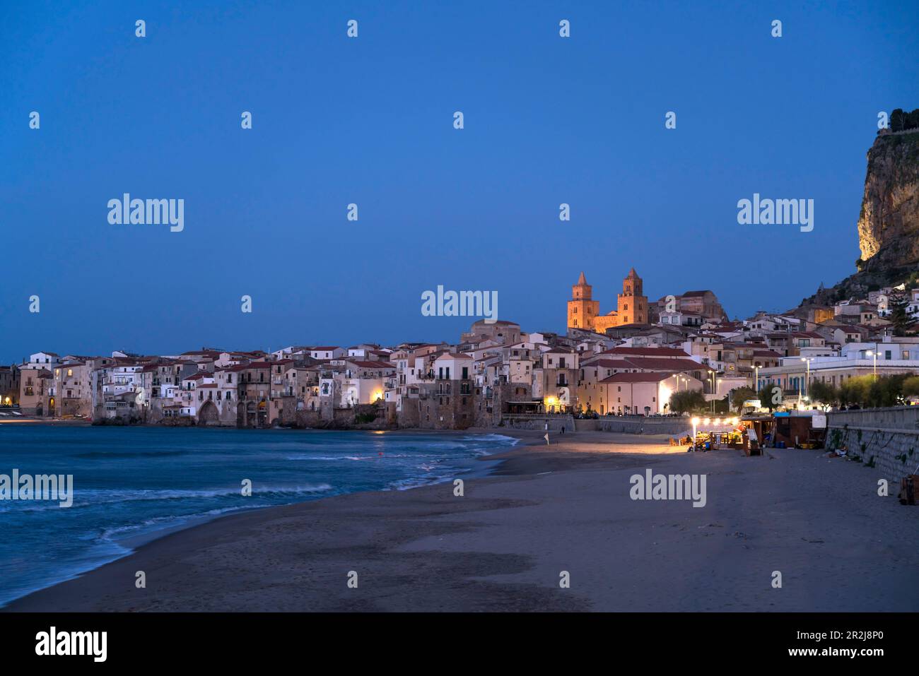 Spiaggia Lungomare Strand und die Altstadt mit der Kathedrale von Cefalu in der Dämmerung, Sizilien, Italien, Europa Stockfoto