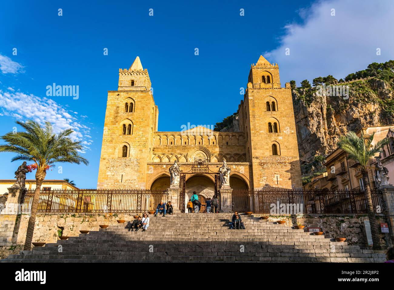 Die Kathedrale von Santissimo Salvatore alber die Altstadt von Cefalu, Sizilien, Italien, Europa Stockfoto