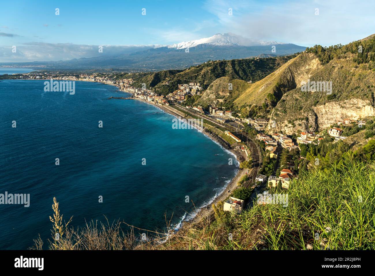 Küste am Golf von Giardini-Naxos in der Nähe von Taormina und dem Ätna-Vulkan, Sizilien, Italien, Europa Stockfoto