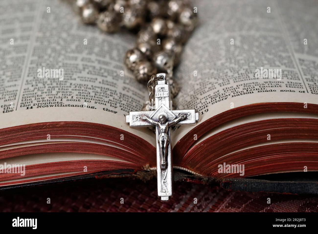 Klassischer Rosenkranz mit Kruzifix auf einer offenen Bibel, christliches religiöses Symbol, Frankreich, Europa Stockfoto