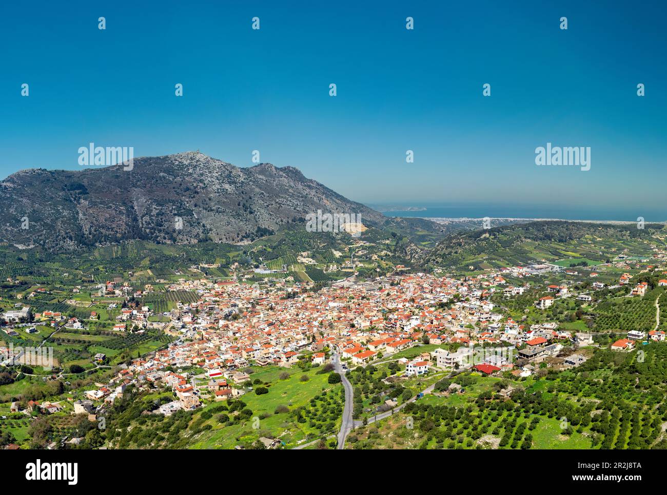 Archanes Dorf mit Blick auf den Berg Juktas, Kreta, griechische Inseln, Griechenland, Europa Stockfoto