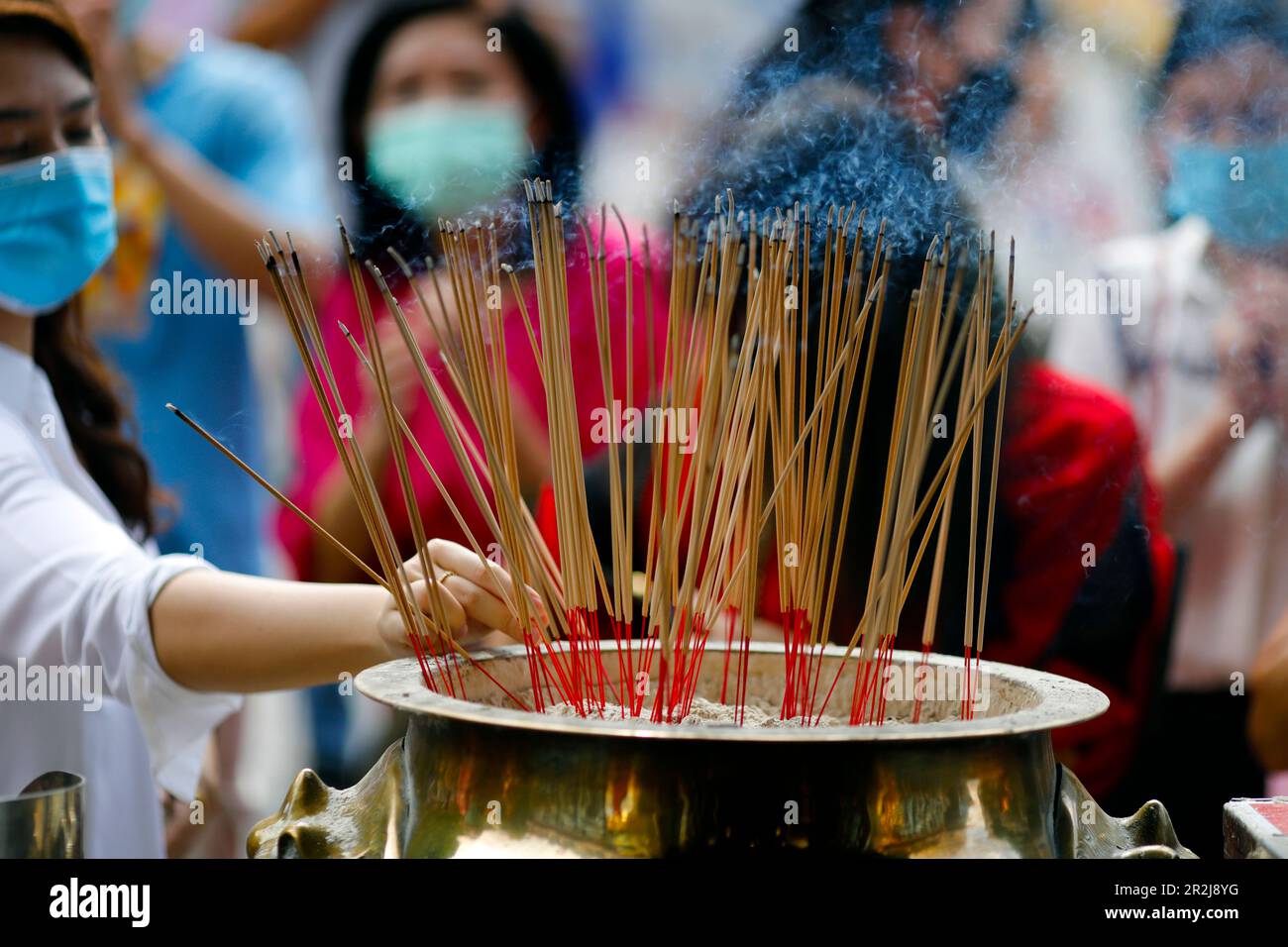 Hindu-Tempel Sri Krishnan, Weihrauch-Sticks von Anhängern, Singapur, Südostasien, Asien Stockfoto