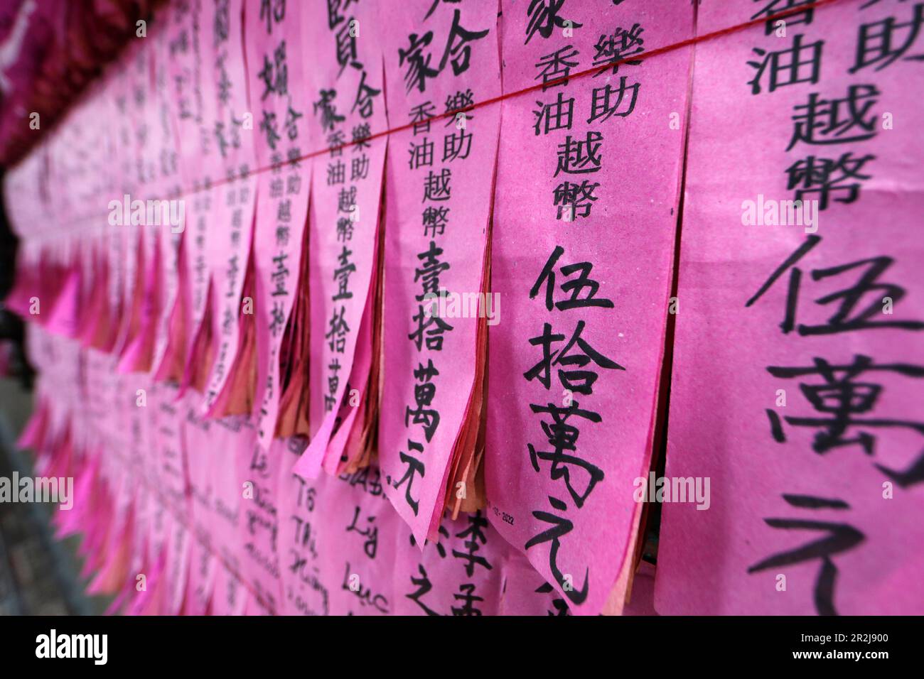 Der Thien-Hau-Tempel, der berühmteste taoistische Tempel in Cholon, rosafarbene Ausrutscher mit Wünschen, Ho-Chi-Minh-Stadt, Vietnam, Indochina, Südostasien, Asien Stockfoto