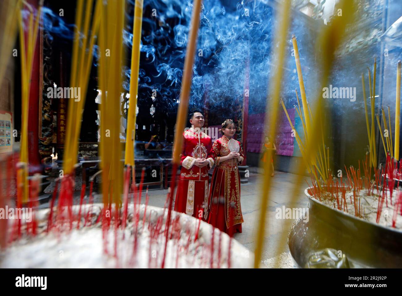 Der Thien-Hau-Tempel, der berühmteste taoistische Tempel in Cholon, traditionelle Hochzeit, junges Paar in Rot auf der Pagode, Ho-Chi-Minh-Stadt Stockfoto