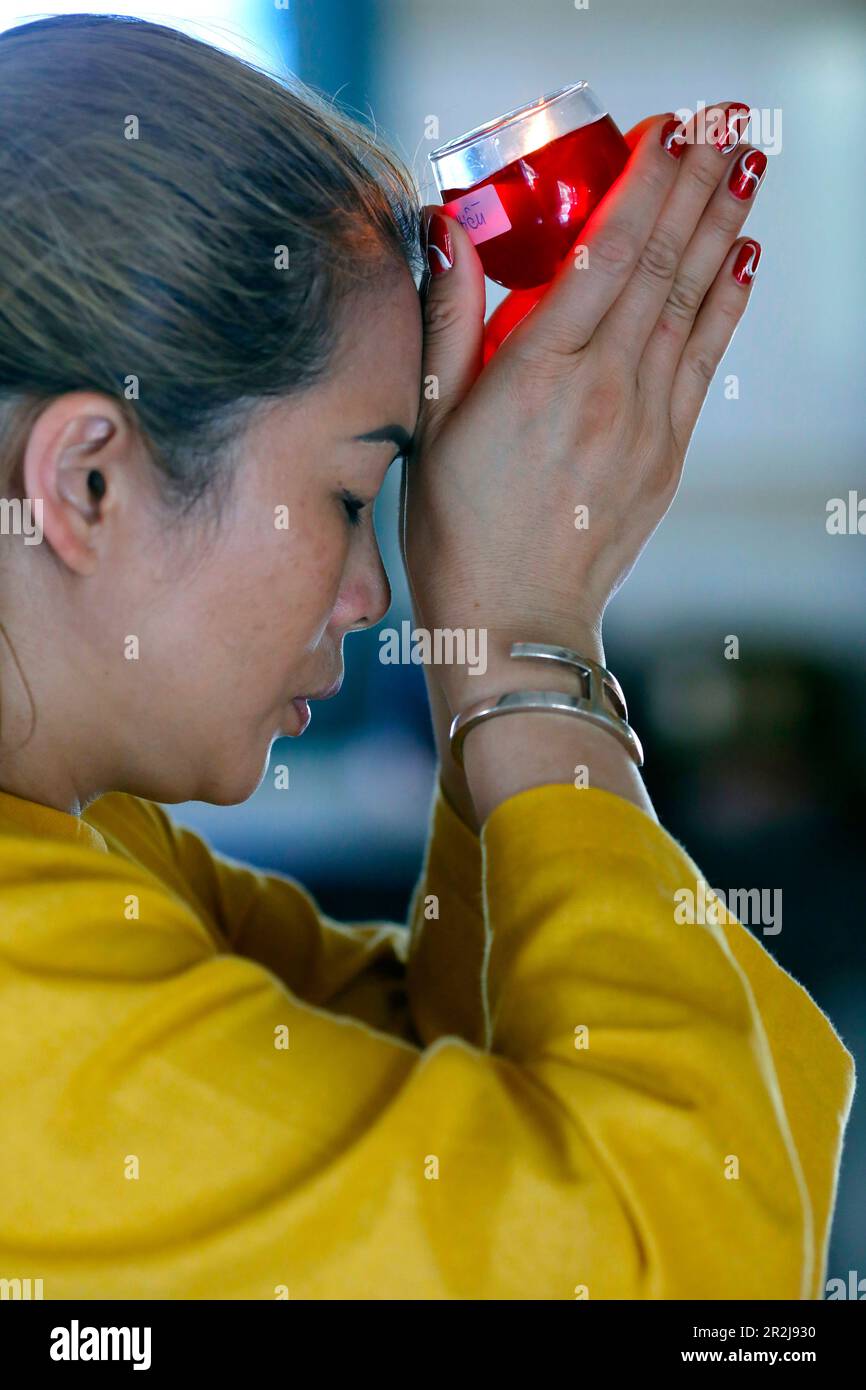 Huynh Dao buddhistischer Tempel, Frau bei buddhistischer Zeremonie betet mit einer Kerze, Chau Doc, Vietnam, Indochina, Südostasien, Asien Stockfoto