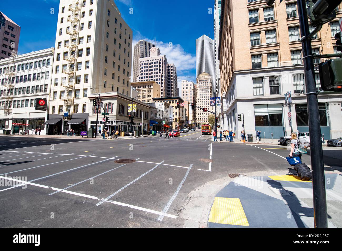 Weitwinkel-Straßenszene in der Innenstadt von San Francsico. Stockfoto