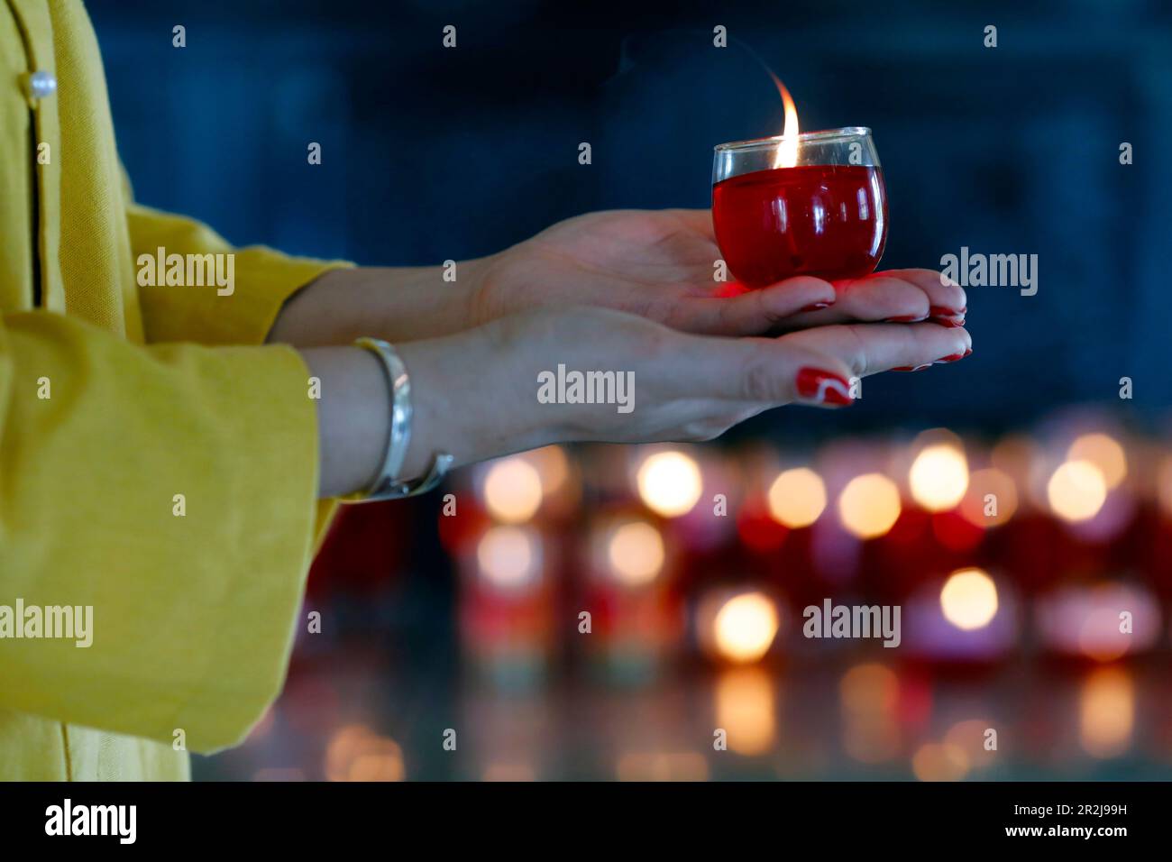 Frau bei der buddhistischen Zeremonie betet mit einer Kerze, buddhistischer Tempel von Huynh Dao, Chau Doc, Vietnam, Indochina, Südostasien, Asien Stockfoto