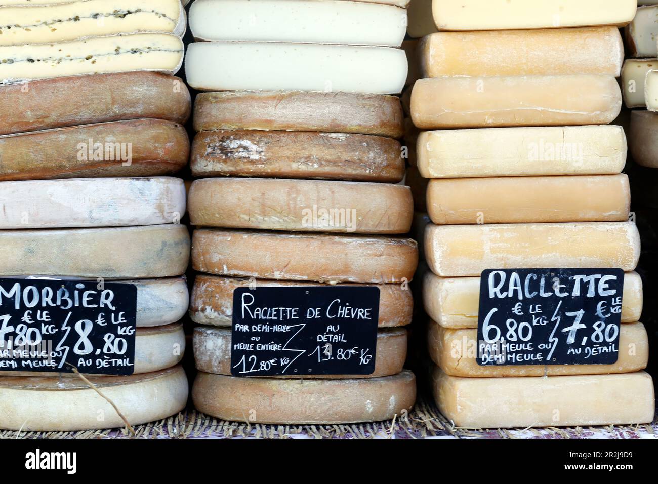 Traditioneller französischer Käse, Raclette und Morbier, Bergkäse zum Verkauf auf dem Markt, Frankreich, Europa Stockfoto